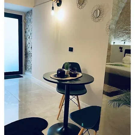 Whiteflower Apartment *
